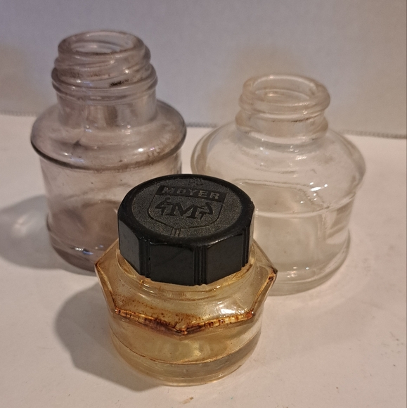 3 Fountain School Desk Inkwell, 1 Moyer, 1 Purple Underwood and 1 clear. - Picture 1 of 6